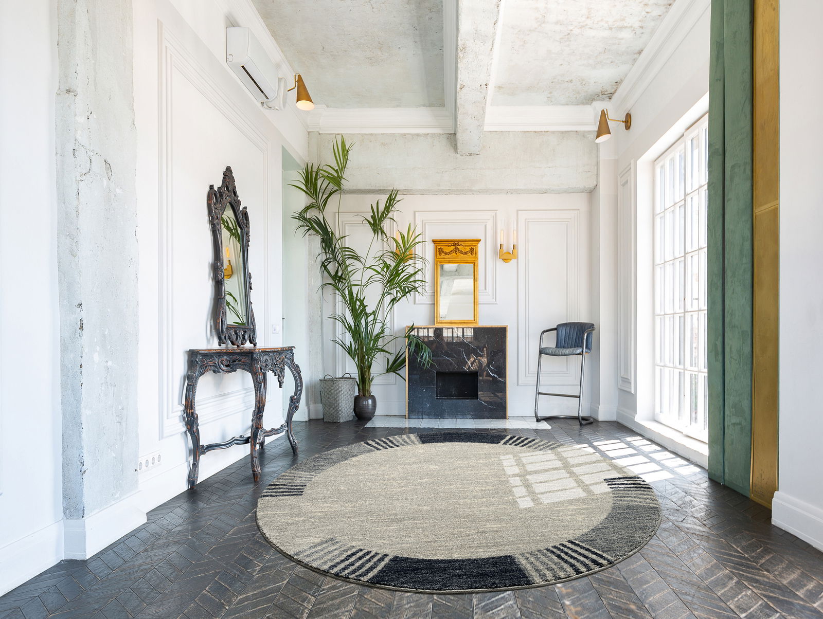 Moderner Frisé-Teppich in einem stilvollen Wohnzimmer mit Blick auf den Teppich von oben, umgeben von eleganten Möbeln und Pflanzen.