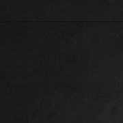 Draufsicht auf eine schwarze Tischplatte eines Gartentisches.