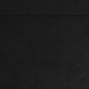 Draufsicht auf eine schwarze Tischplatte eines Gartentisches.