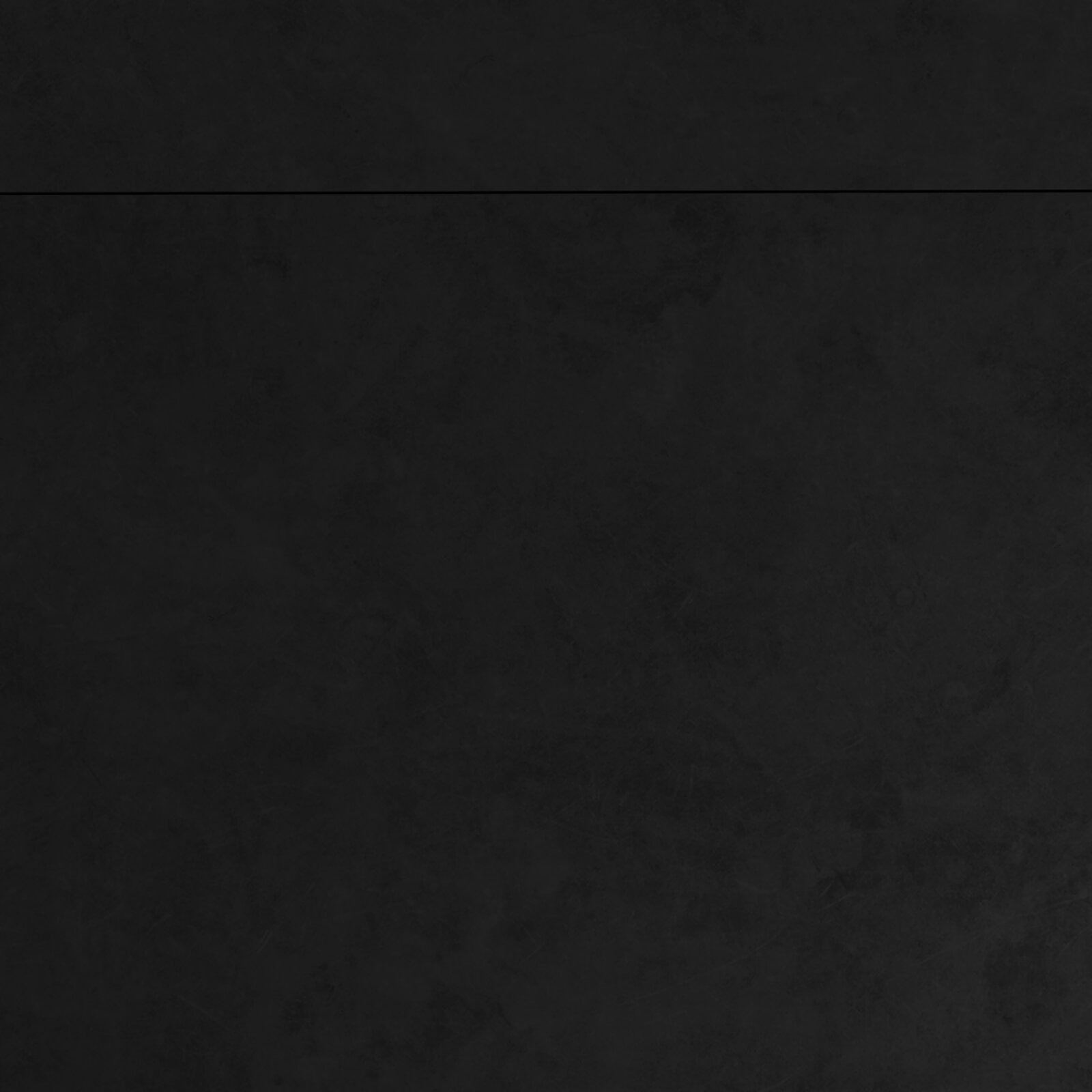 Draufsicht auf eine schwarze Tischplatte eines Gartentisches.