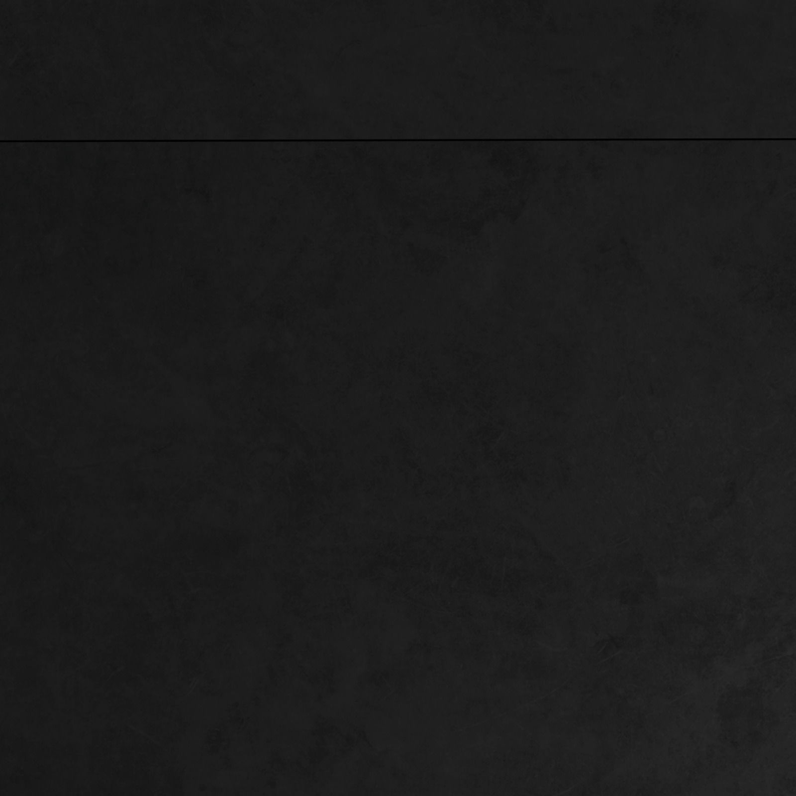 Draufsicht auf eine schwarze Tischplatte eines Gartentisches.