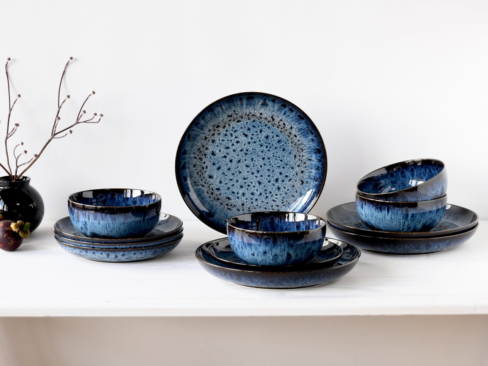 Creatable Tellerset 12-tlg ALLROUND Blau glasiertes Keramik-Geschirrset mit Tellern und Schalen, seitliche Frontansicht auf weißem Tisch vor hellem Hintergrund