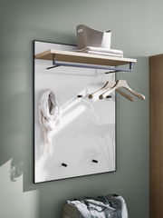 Garderobenpaneel mit Holzablage und Kleiderhaken, seitliche Perspektive