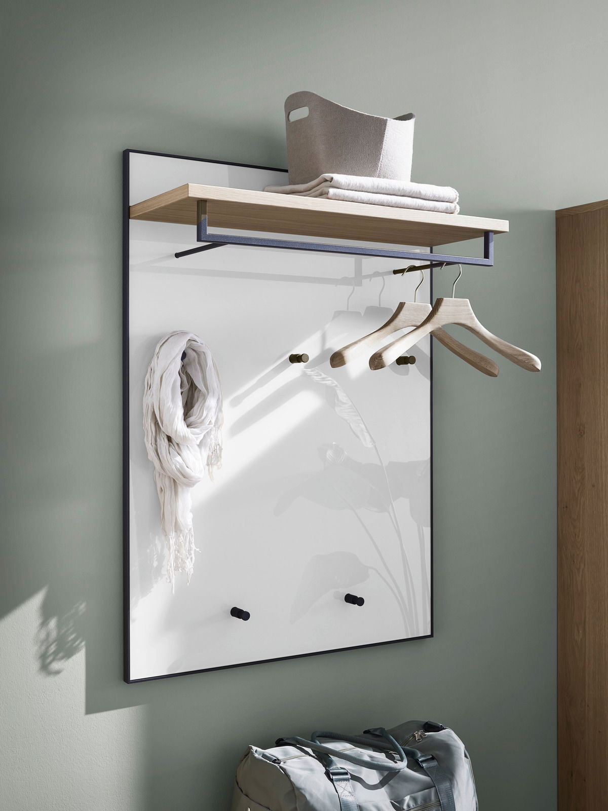 Garderobenpaneel mit Holzablage und Kleiderhaken, seitliche Perspektive