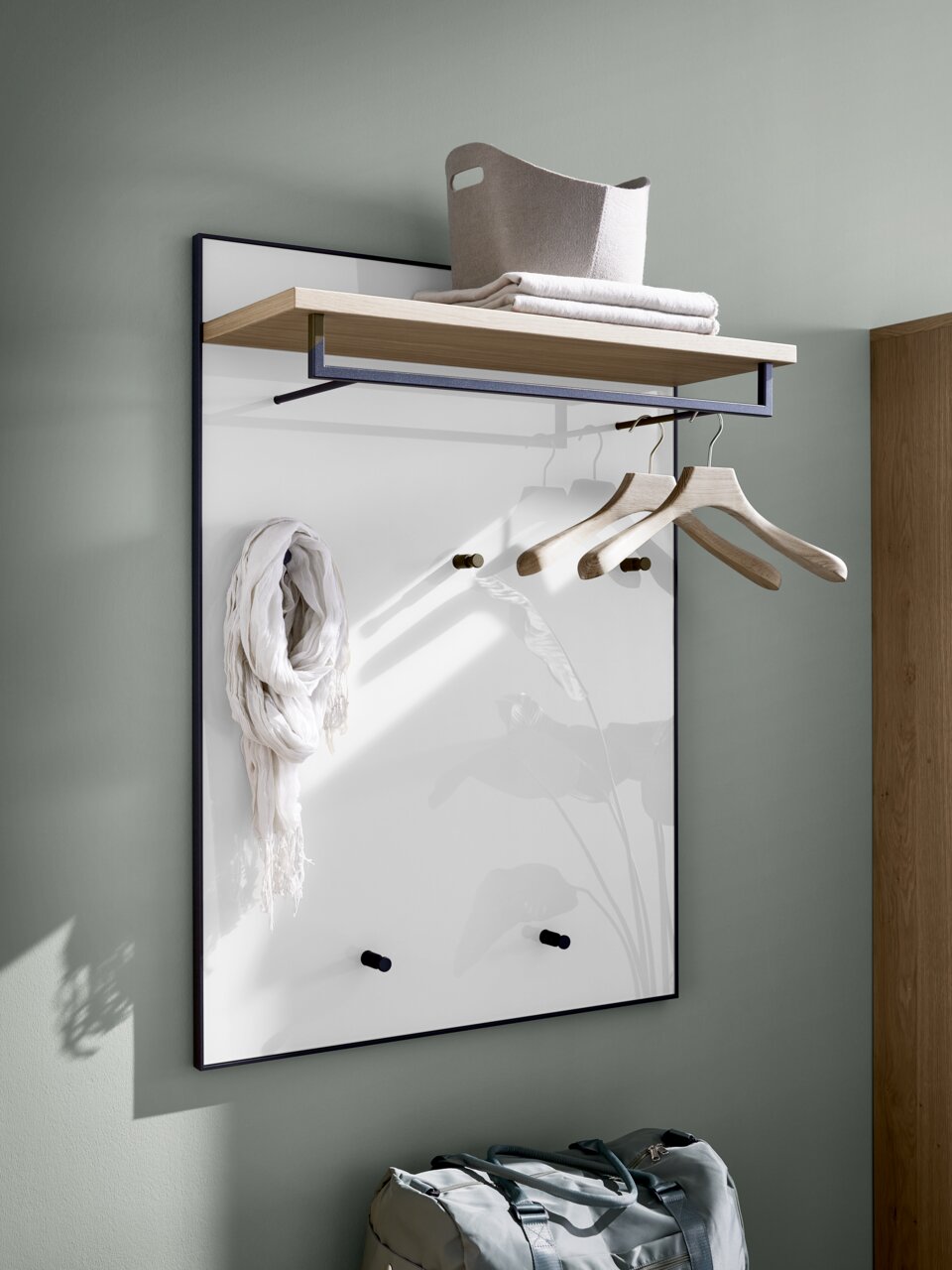 Garderobenpaneel mit Holzablage und Kleiderhaken, seitliche Perspektive