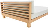 Rückansicht eines Daybeds mit Holzrahmen und hellgrauem Polster.