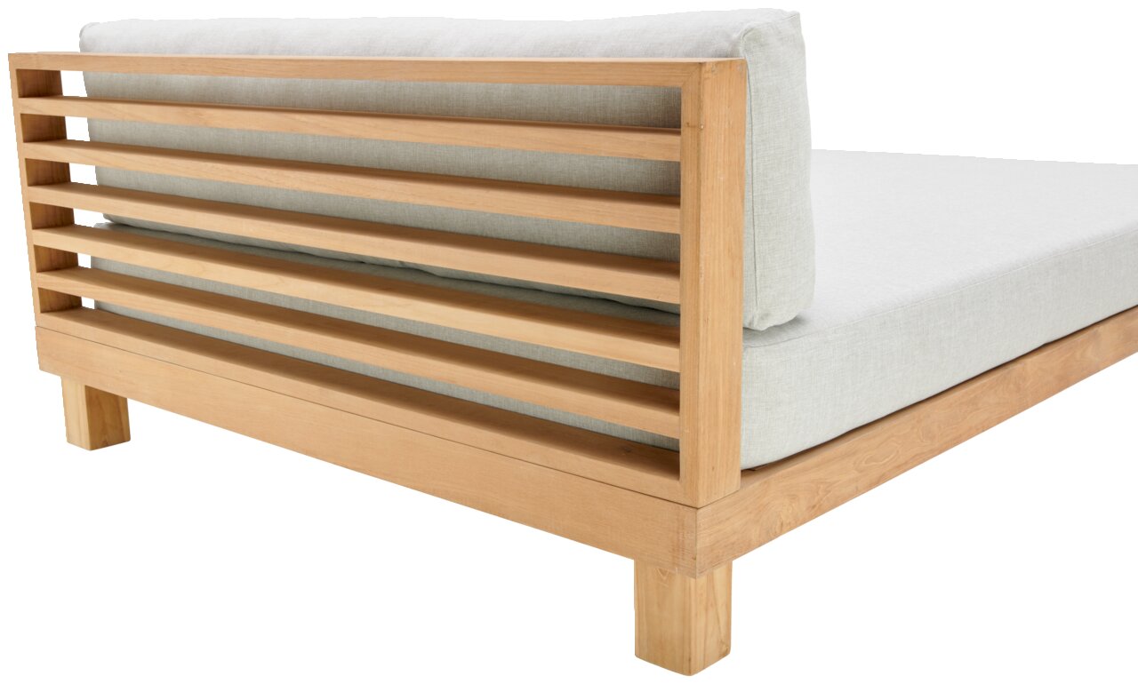 Achterkant van een daybed met houten frame en lichtgrijze bekleding.