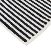 Nahaufnahme eines gestreiften Duschtuchs in Schwarz und Weiß, diagonale Perspektive