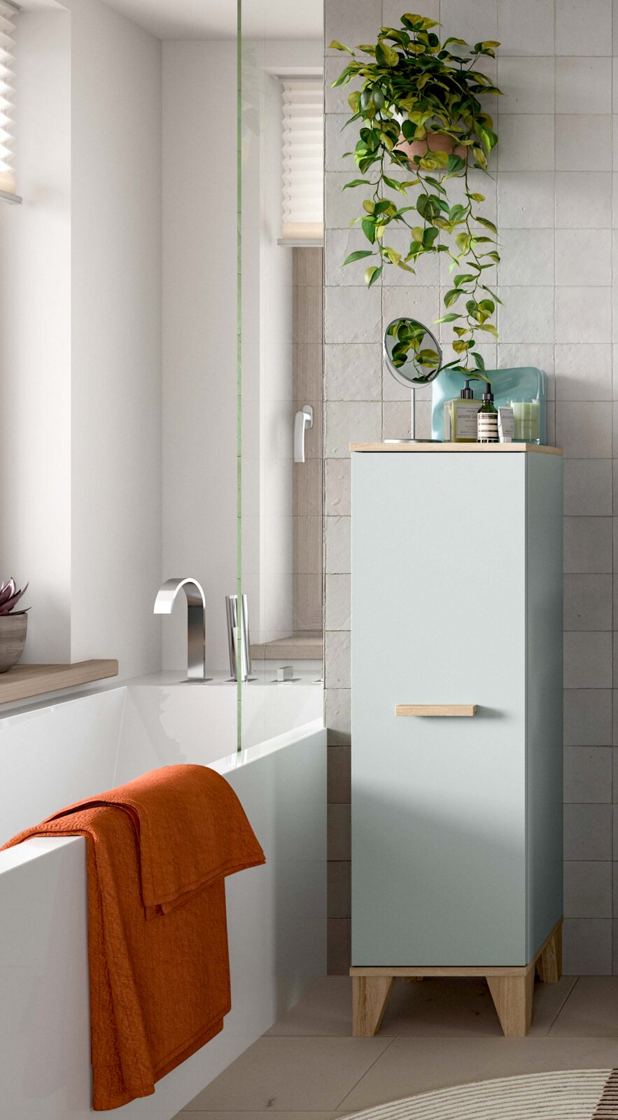 Hochschrank fürs Badezimmer in Hellblau mit Holzgriff und Holzfüßen, seitliche Perspektive im Bad neben Badewanne und Fliesenwand