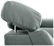 Nahaufnahme einer grünen Kopfstütze eines Sofas aus Stoff, seitliche Perspektive