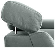 Nahaufnahme einer grünen Kopfstütze eines Sofas aus Stoff, seitliche Perspektive