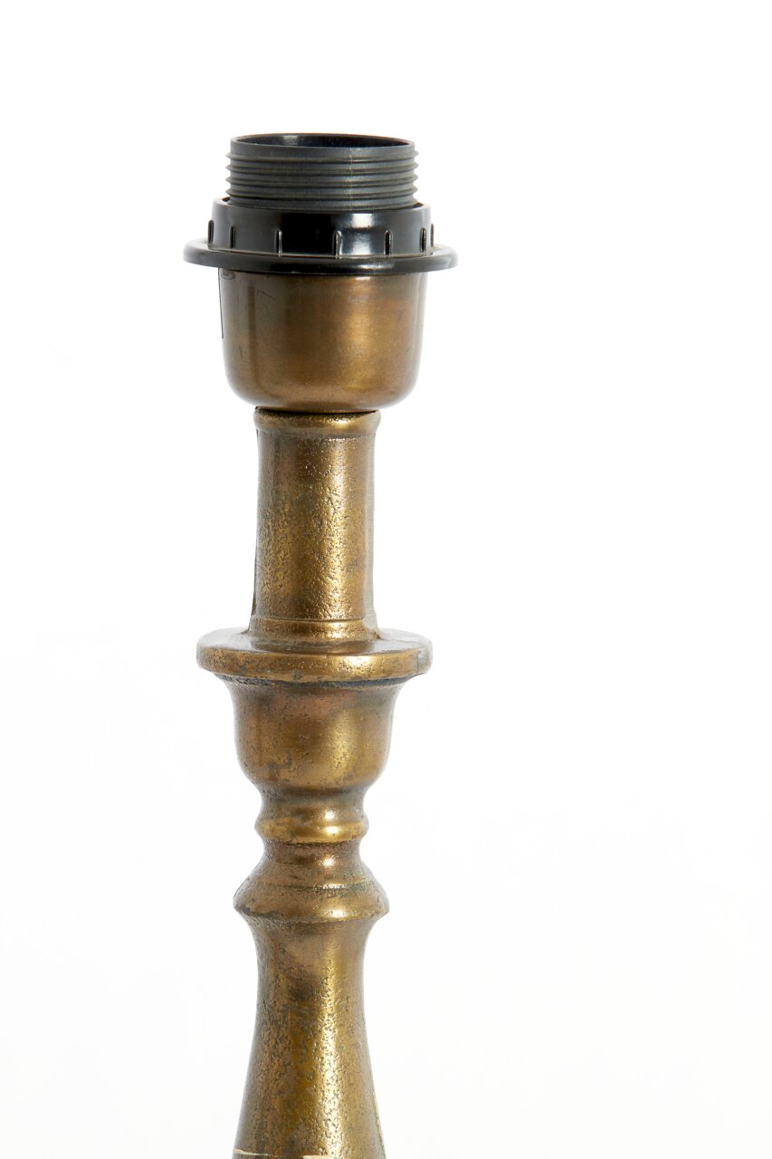 Nahaufnahme eines bronzefarbenen Lampenfußes mit detaillierter Struktur und schwarzer Fassung, seitliche Perspektive.