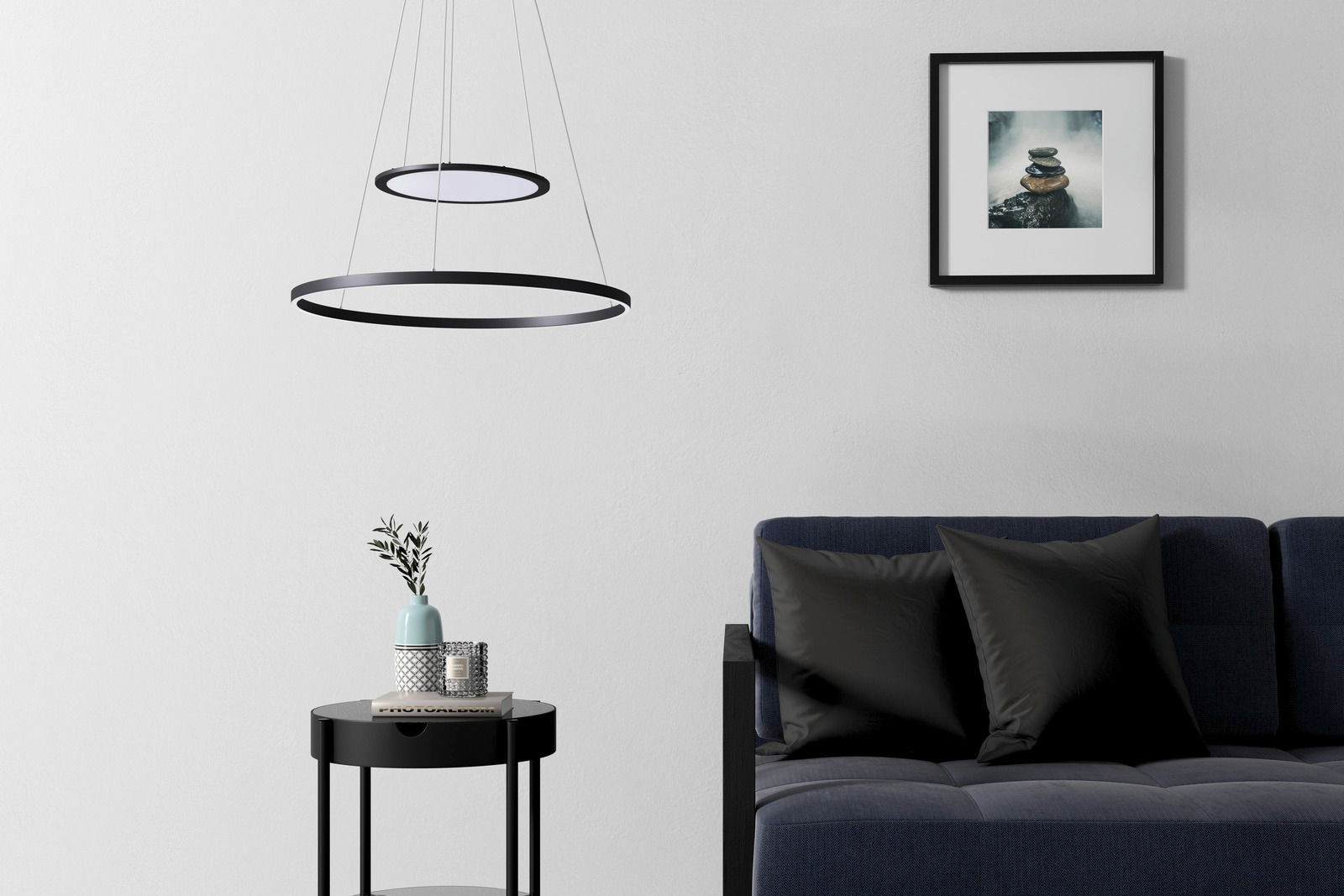 Moderne LED-Hängeleuchte Sol in einem stilvollen Wohnzimmer, seitliche Perspektive.