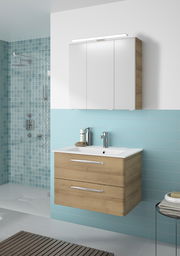 Moderner Badblock mit Holzoptik und weißem Waschbecken, frontal betrachtet.