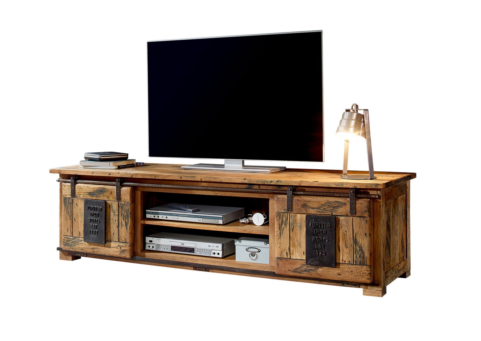 Rustikales TV-Lowboard aus Holz mit Metallakzenten, frontal abgebildet, mit Fernseher, Lampe und elektronischen Geräten.