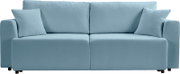 Hellblaues 2-Sitzer-Sofa mit zwei Rückenkissen und zwei Zierkissen, gepolsterte Armlehnen, freigestellt auf weißem Hintergrund, Frontansicht.