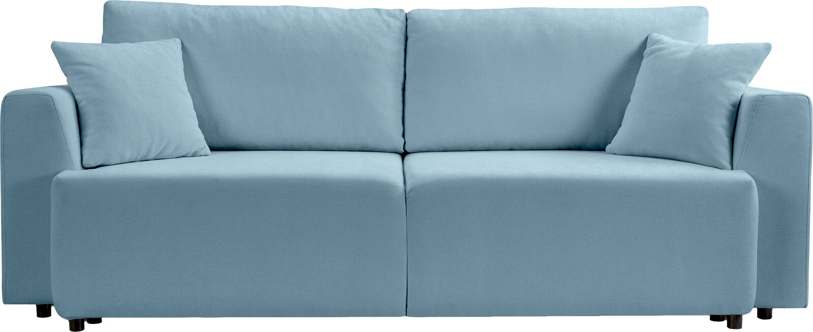 Hellblaues 2-Sitzer-Sofa mit zwei Rückenkissen und zwei Zierkissen, gepolsterte Armlehnen, freigestellt auf weißem Hintergrund, Frontansicht.