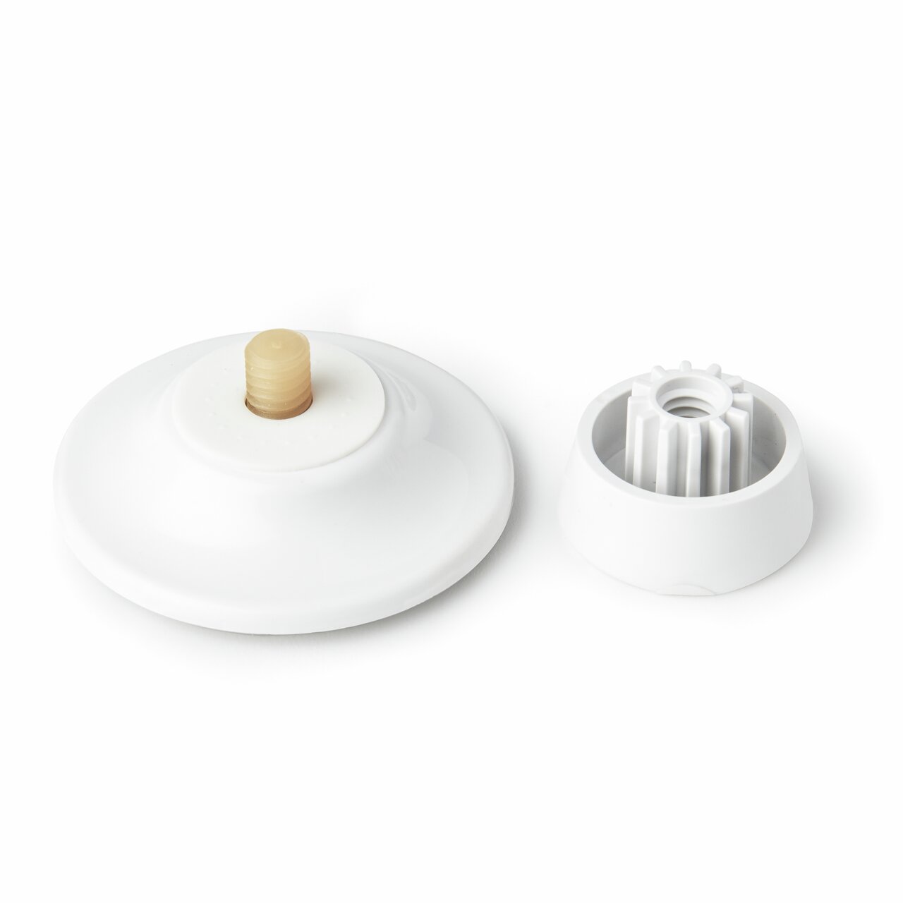 Twee witte kunststof onderdelen van een FLEX GEL-LOCK zeepbakje, gefotografeerd van bovenaf. Links een rond onderdeel met een beige schroefdraad, rechts een cilindervormig onderdeel met groeven aan de binnenkant.