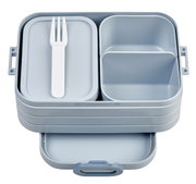 Graue Bento-Lunchbox mit mehreren Fächern und einem weißen Besteck, aus der Vogelperspektive.