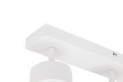 Nahaufnahme eines weißen LED-Strahlers von unten, montiert an einer rechteckigen Deckenhalterung.