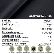 Detailaufnahme aus der Nahansicht eines grauen Veloursstoffs (100% PES) mit eingeblendeten Material- und Pflegeangaben, inklusive hoher Scheuertouren und OEKO-TEX Standard 100.