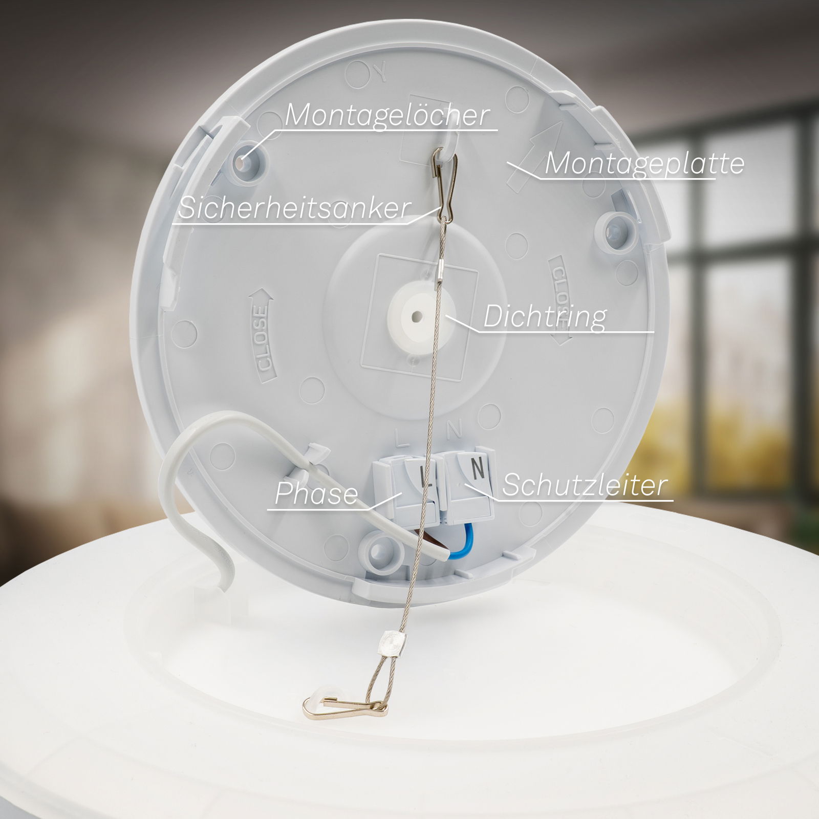 Rückansicht einer LED-Deckenleuchte mit Bewegungssensor, zeigt Montageplatte, Sicherheitsanker, Dichtungsring, Phasen- und Schutzleiteranschlüsse.