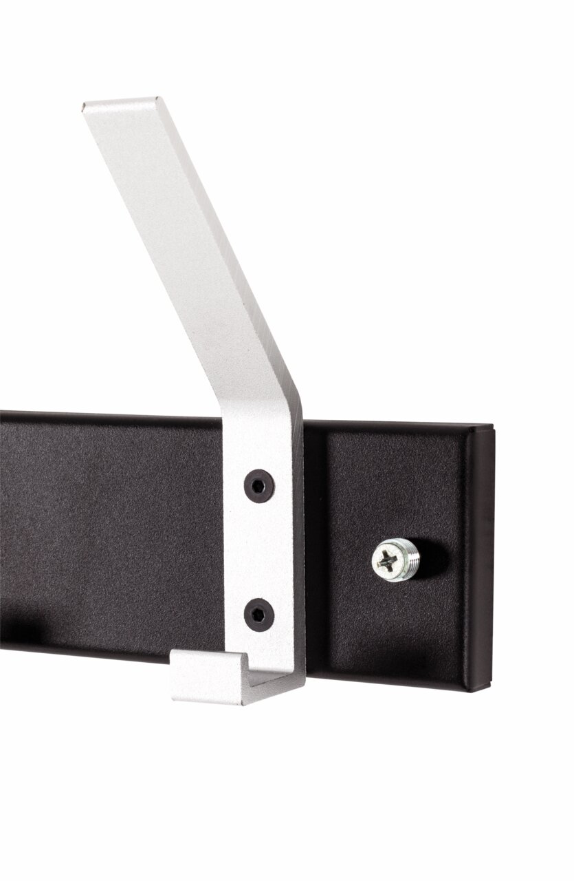 Metall-Wandhaken mit schwarzer Halterung und silbernem, abgewinkeltem Haken mit Schraubmontage, seitliche Nahaufnahme (Seitenansicht) vor weißem Hintergrund