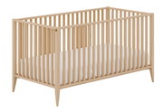 Holz-Babybett mit Gitterstäben, seitliche Perspektive