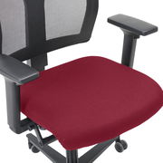 Moderner Drehstuhl mit rotem Sitzpolster und schwarzer Netzrückenlehne, seitliche Perspektive