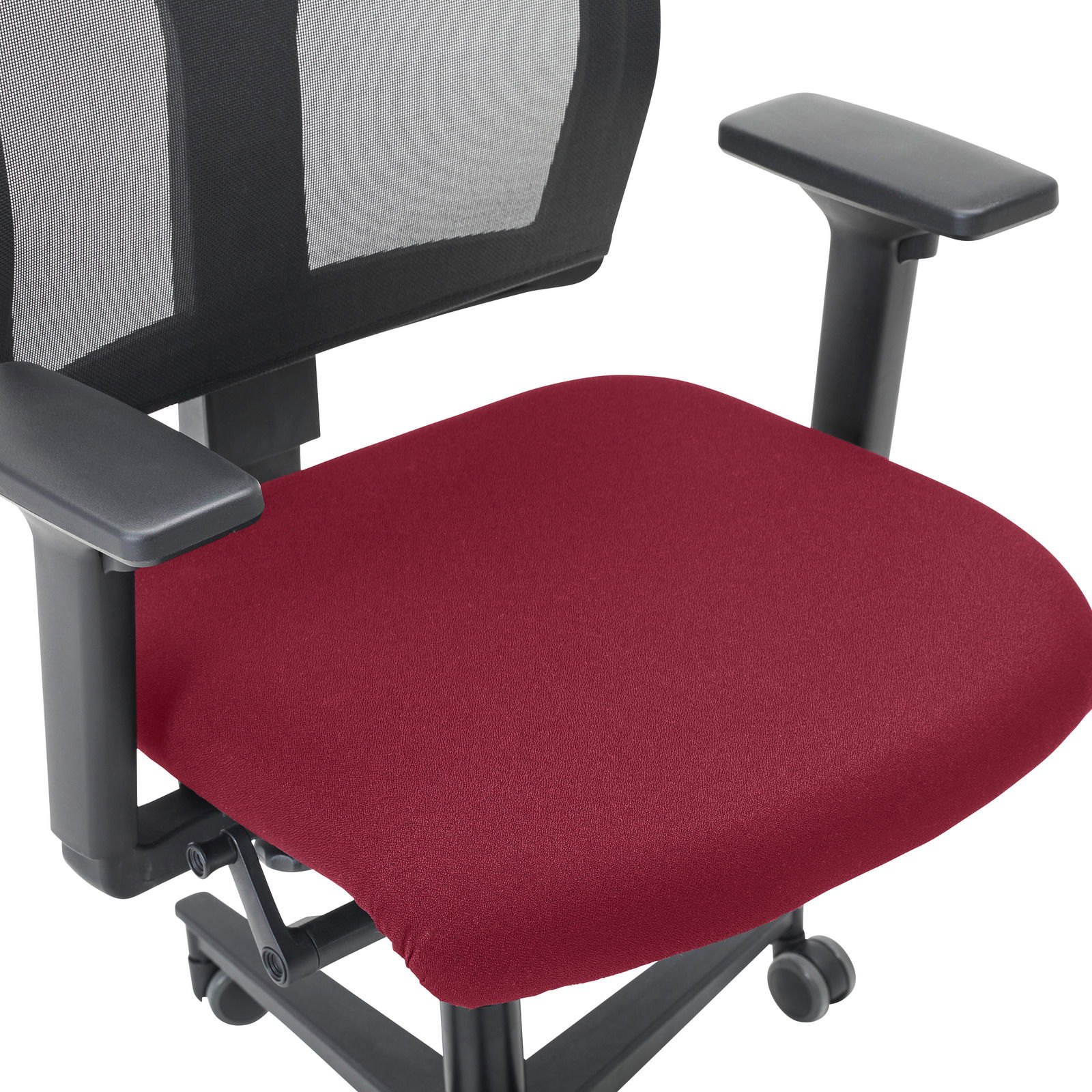 Moderner Drehstuhl mit rotem Sitzpolster und schwarzer Netzrückenlehne, seitliche Perspektive