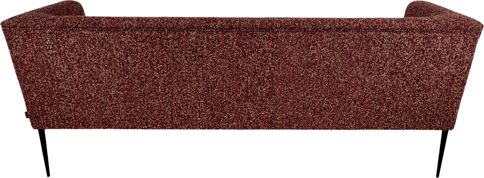 Rückansicht eines modernen 2-Sitzer-Sofas mit bordeauxfarbenem, meliertem Stoffbezug und schlanken schwarzen Metallbeinen vor weißem Hintergrund