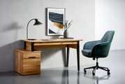 Moderner Schreibtisch aus Holz mit schwarzem Metallgestell, seitlich mit Schubladenblock, abgebildet in einem stilvollen Büro mit grünem Drehstuhl und Wanddekoration. Perspektive von vorne.