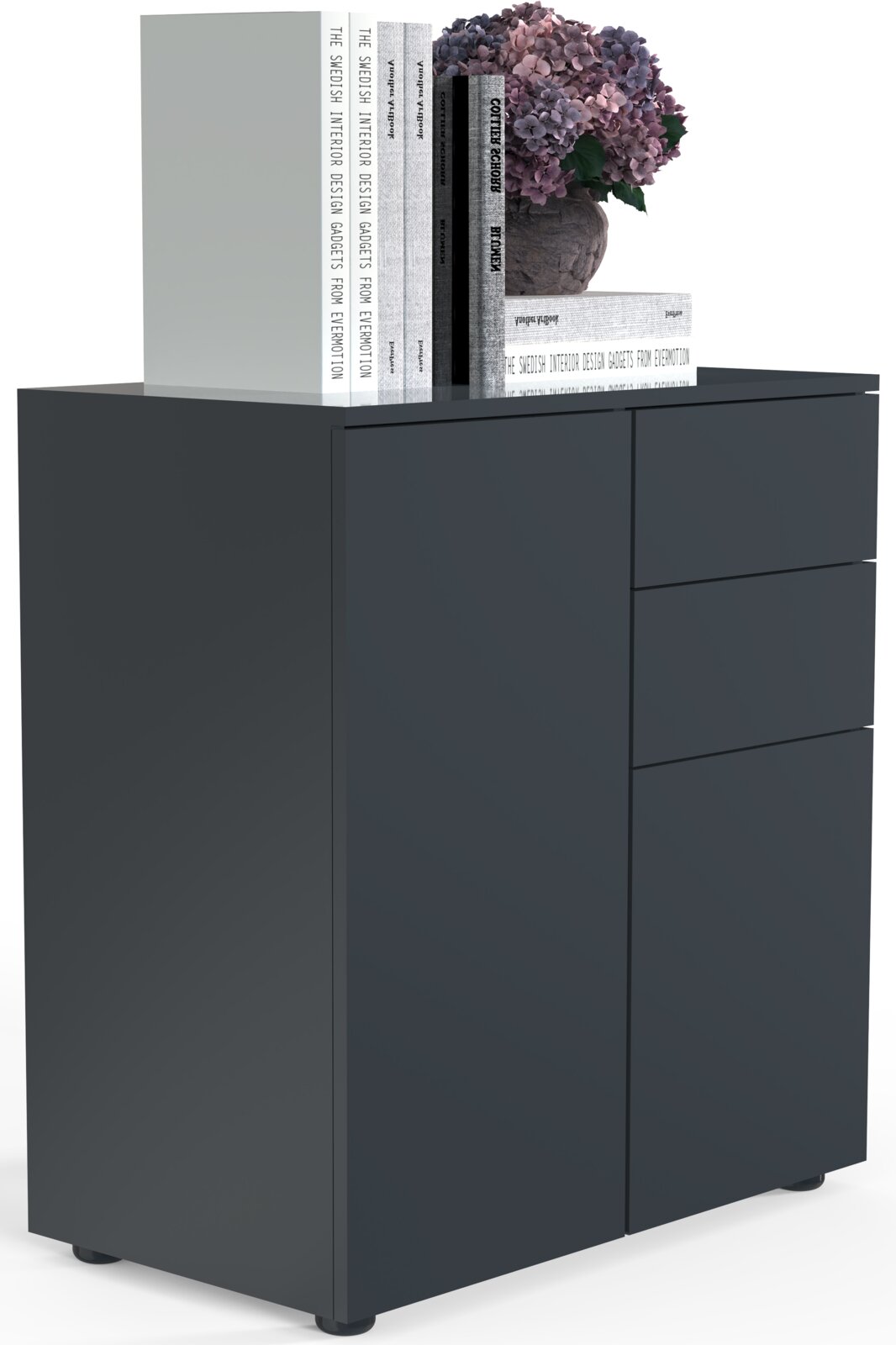 Anthrazitfarbener, moderner Sideboard-Schrank mit glatten Fronten und drei Schubladen rechts, im Studio freigestellt, schräg von vorn links (3/4-Perspektive) fotografiert; oben mit Büchern und einer Vase mit violetten Hortensien dekoriert