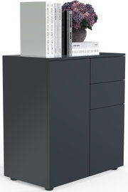 Anthrazitfarbener, moderner Sideboard-Schrank mit glatten Fronten und drei Schubladen rechts, im Studio freigestellt, schräg von vorn links (3/4-Perspektive) fotografiert; oben mit Büchern und einer Vase mit violetten Hortensien dekoriert