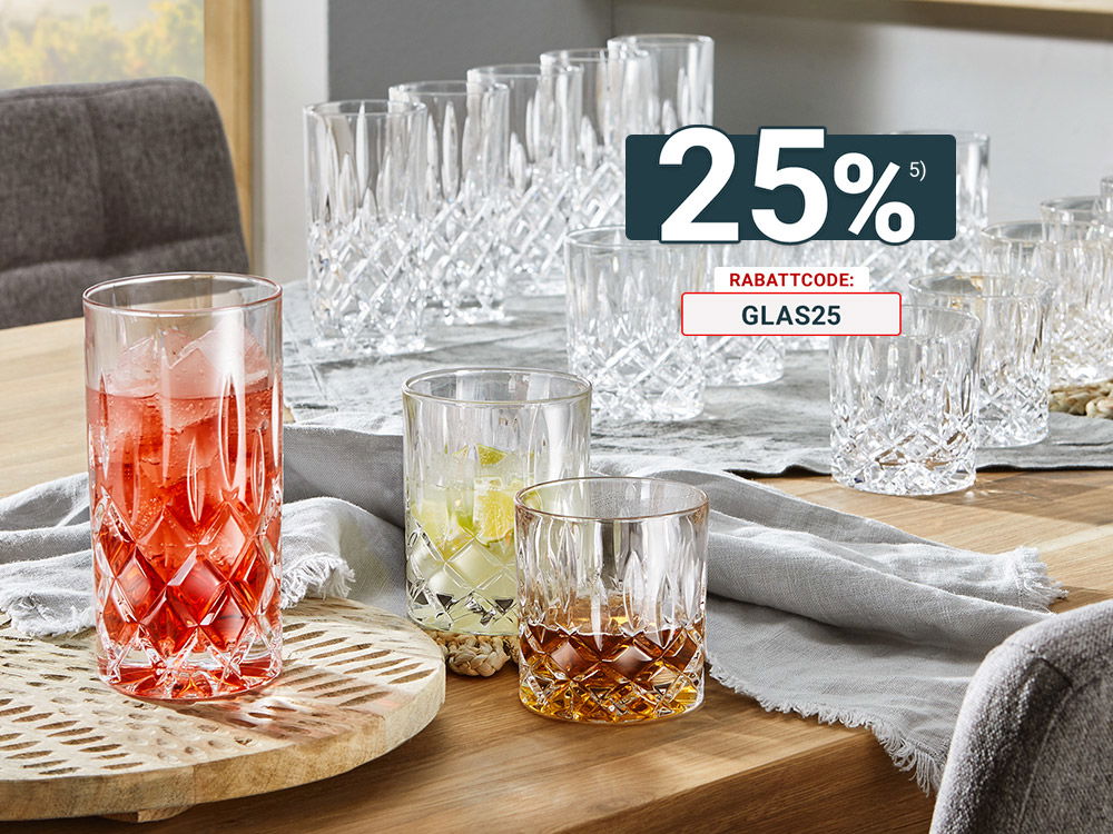 Modernes Kristallglas-Set auf hellem Holztisch, gefüllt mit verschiedenen Getränken