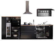 Moderne Küchenzeile in Frontansicht mit offenem Kühlschrank, Backofen, Geschirrspüler und Hängeschrank. Ohne Elektrogeräte.