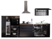 Moderne Küchenzeile in Frontansicht mit offenem Kühlschrank, Backofen, Geschirrspüler und Hängeschrank. Ohne Elektrogeräte.