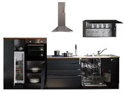 Moderne Küchenzeile in Frontansicht mit offenem Kühlschrank, Backofen, Geschirrspüler und Hängeschrank. Ohne Elektrogeräte.