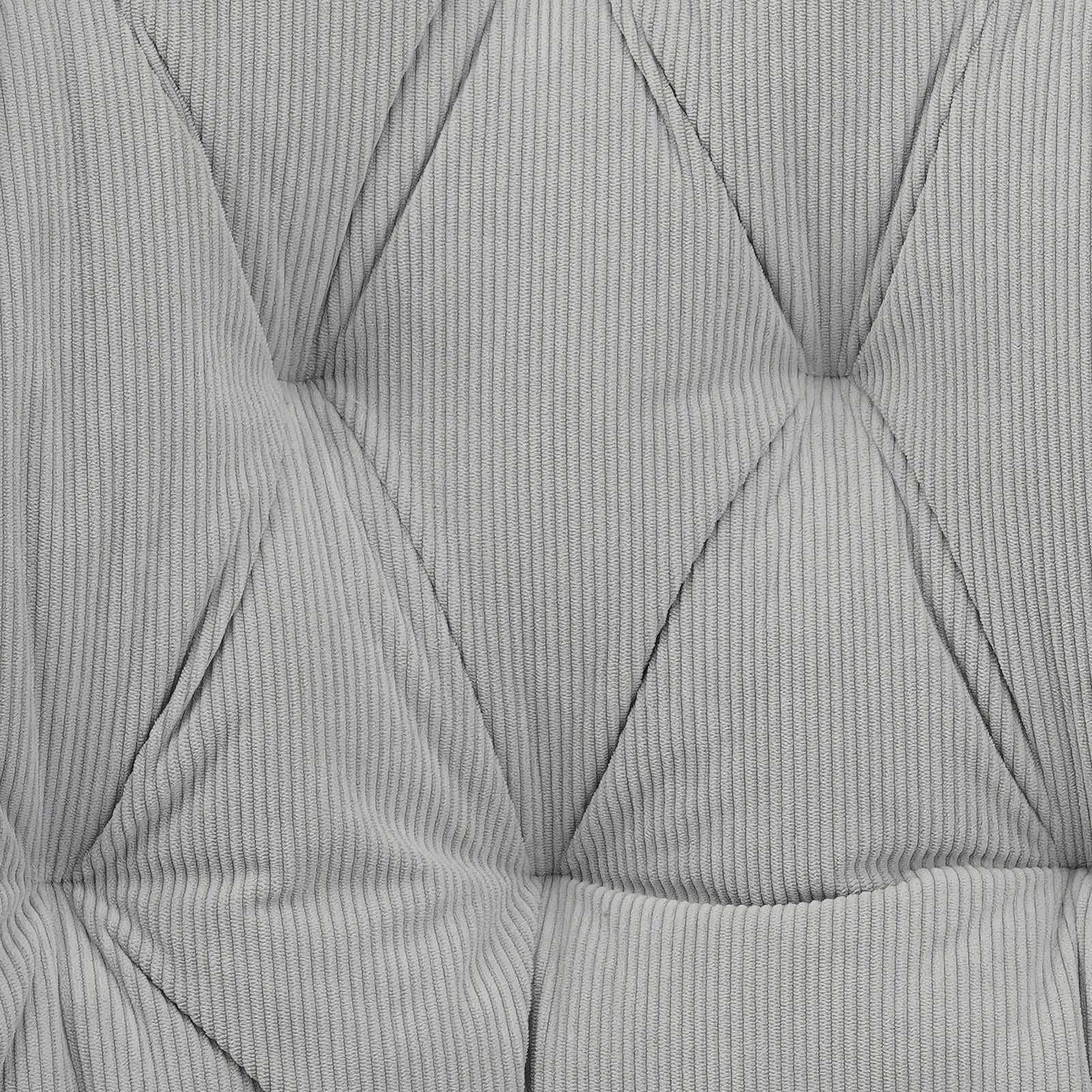 Nahaufnahme eines grauen, gesteppten Stoffbezugs mit Rillenstruktur, perspektivisch von oben betrachtet.