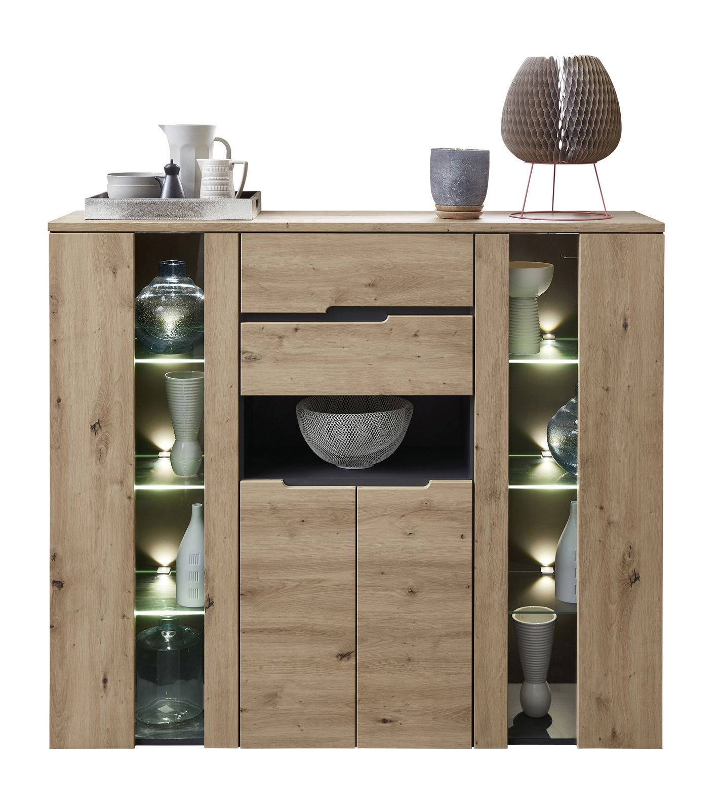 Frontale Ansicht eines modernen Highboards aus Holz mit offenen Regalfächern, dekoriert mit Geschirr und einer Lampe.