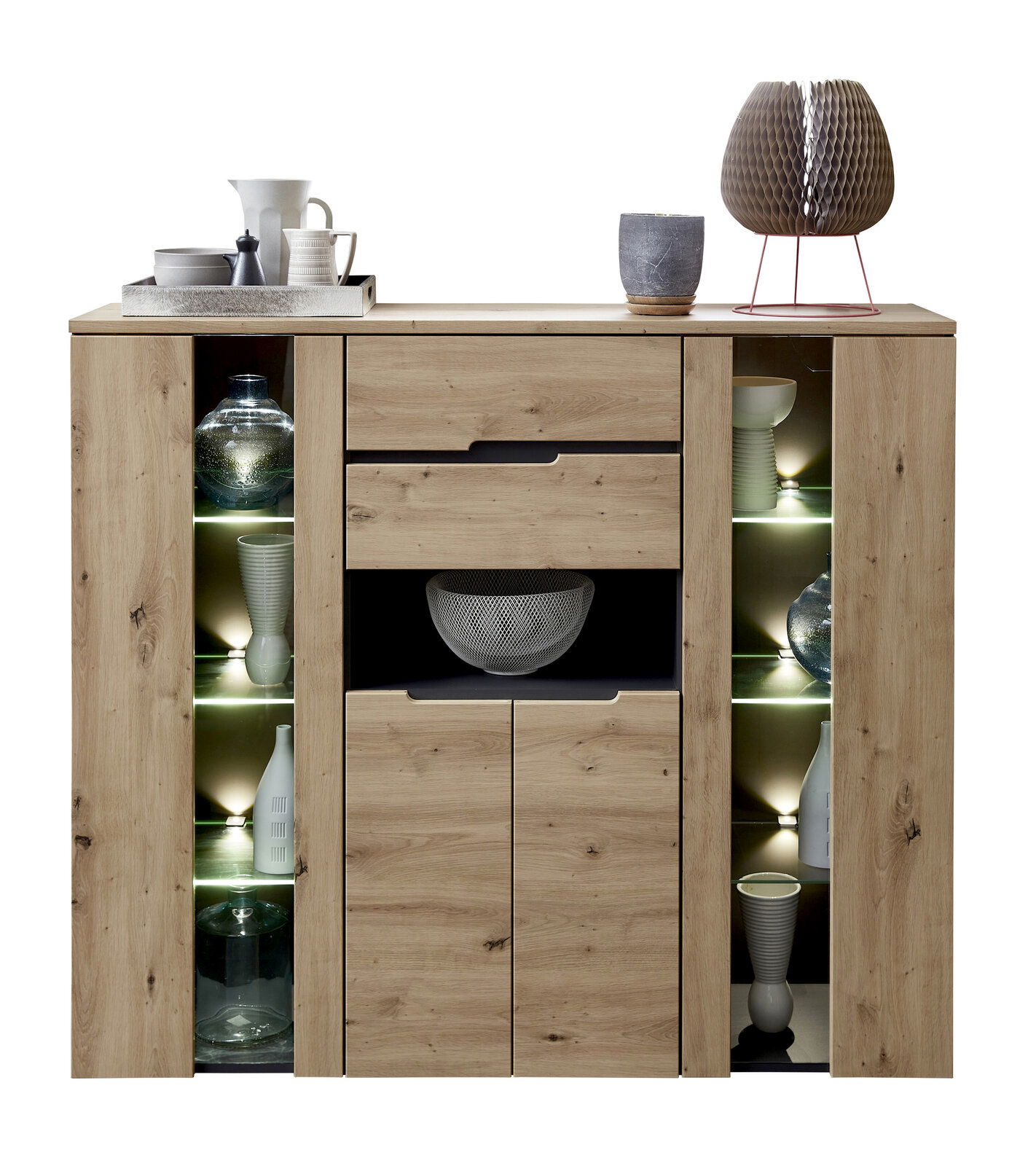 Z2 Highboard MEMPHIS Frontale Ansicht eines modernen Highboards aus Holz mit offenen Regalfächern, dekoriert mit Geschirr und einer Lampe.