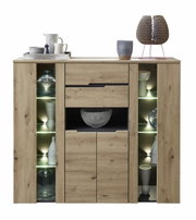 Vooraanzicht van een modern houten hoogkastje met open planken, versierd met serviesgoed en een lamp.