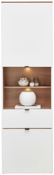 Weiße Vitrine mit Holzregal, dekoriert mit Vasen und einer Skulptur, frontal betrachtet.