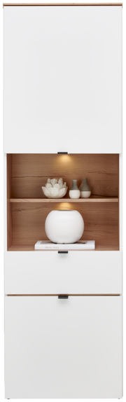 Weiße Vitrine mit Holzregal, dekoriert mit Vasen und einer Skulptur, frontal betrachtet.