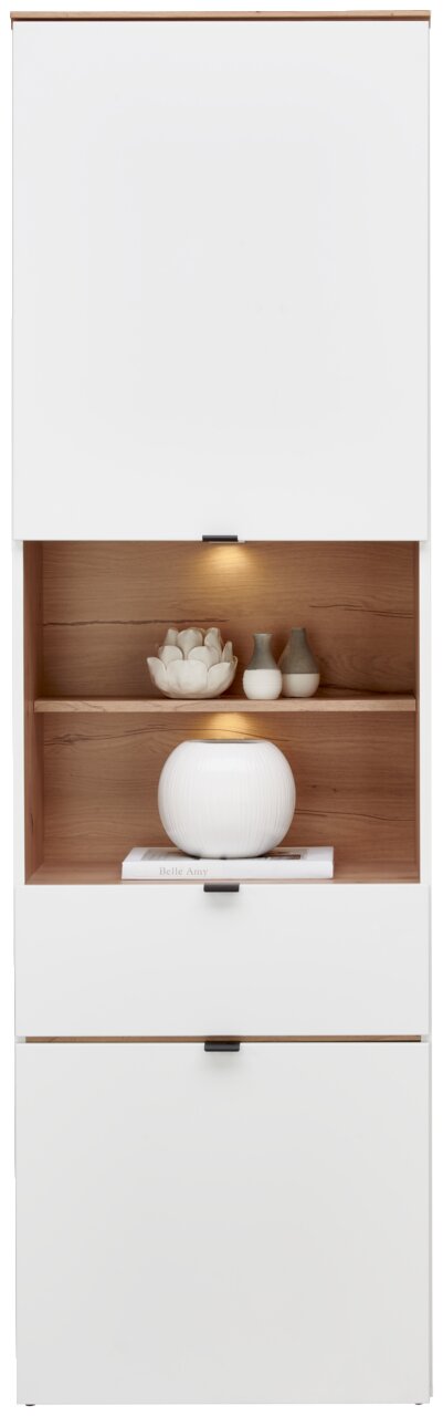 Weiße Vitrine mit Holzregal, dekoriert mit Vasen und einer Skulptur, frontal betrachtet.