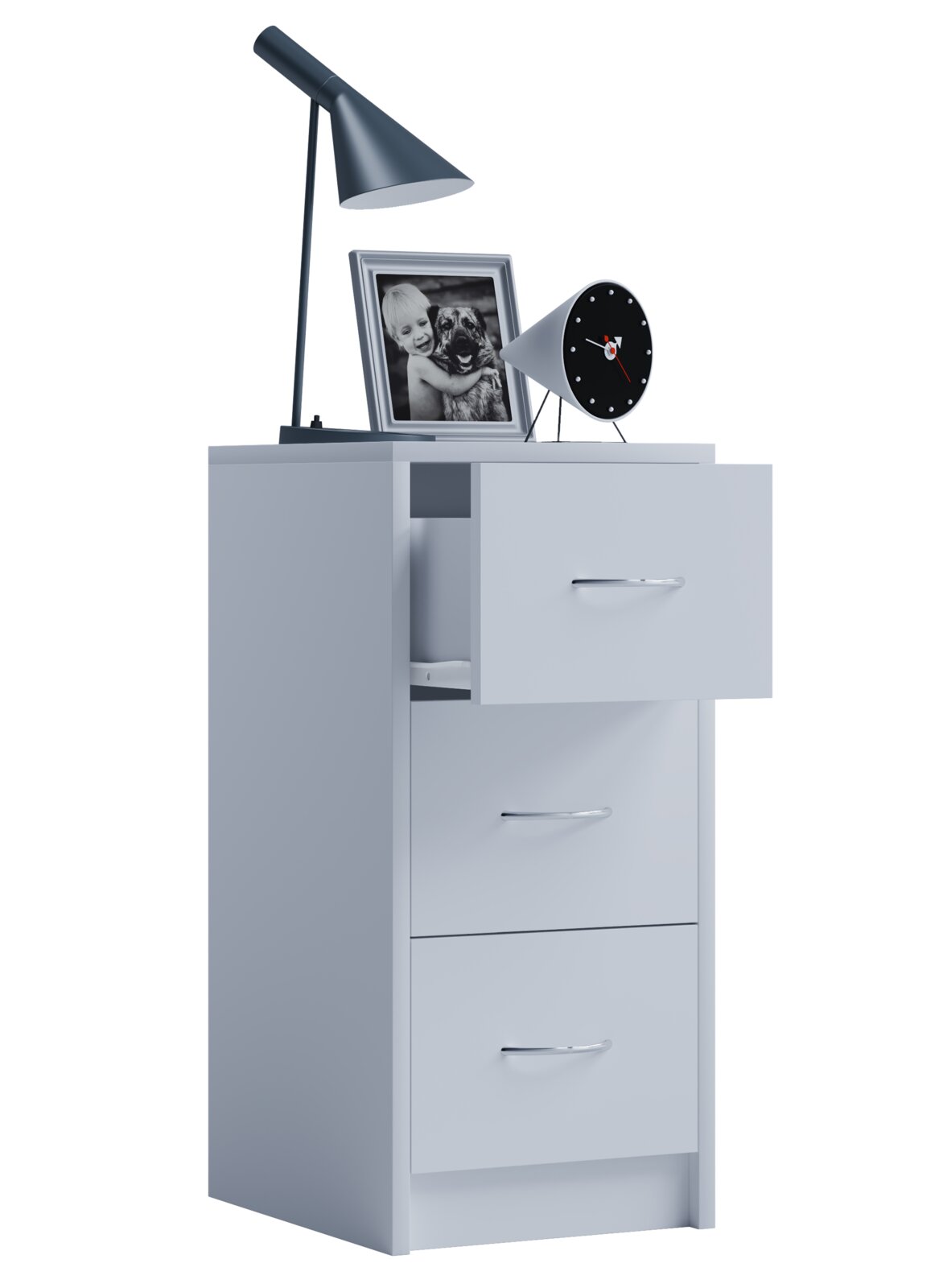 Heller, moderner Nachttisch/Kommode mit drei Schubladen und Chromgriffen, eine Schublade leicht geöffnet; darauf schwarze Tischlampe, Bilderrahmen und runder Wecker, freigestellt auf weißem Hintergrund, Perspektive: frontale leicht seitliche Ansicht von l