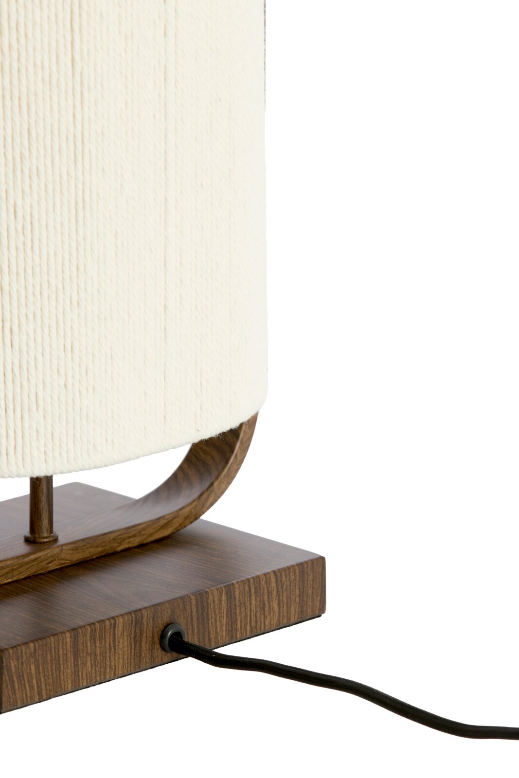 Detailaanzicht van opzij van een tafellamp met crèmekleurige stoffen kap, gebogen houten frame, rechthoekige houtlook voet en zwart snoer