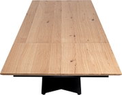 Eettafel van licht hout met een natuurlijke nerf, gezien van bovenaf.
