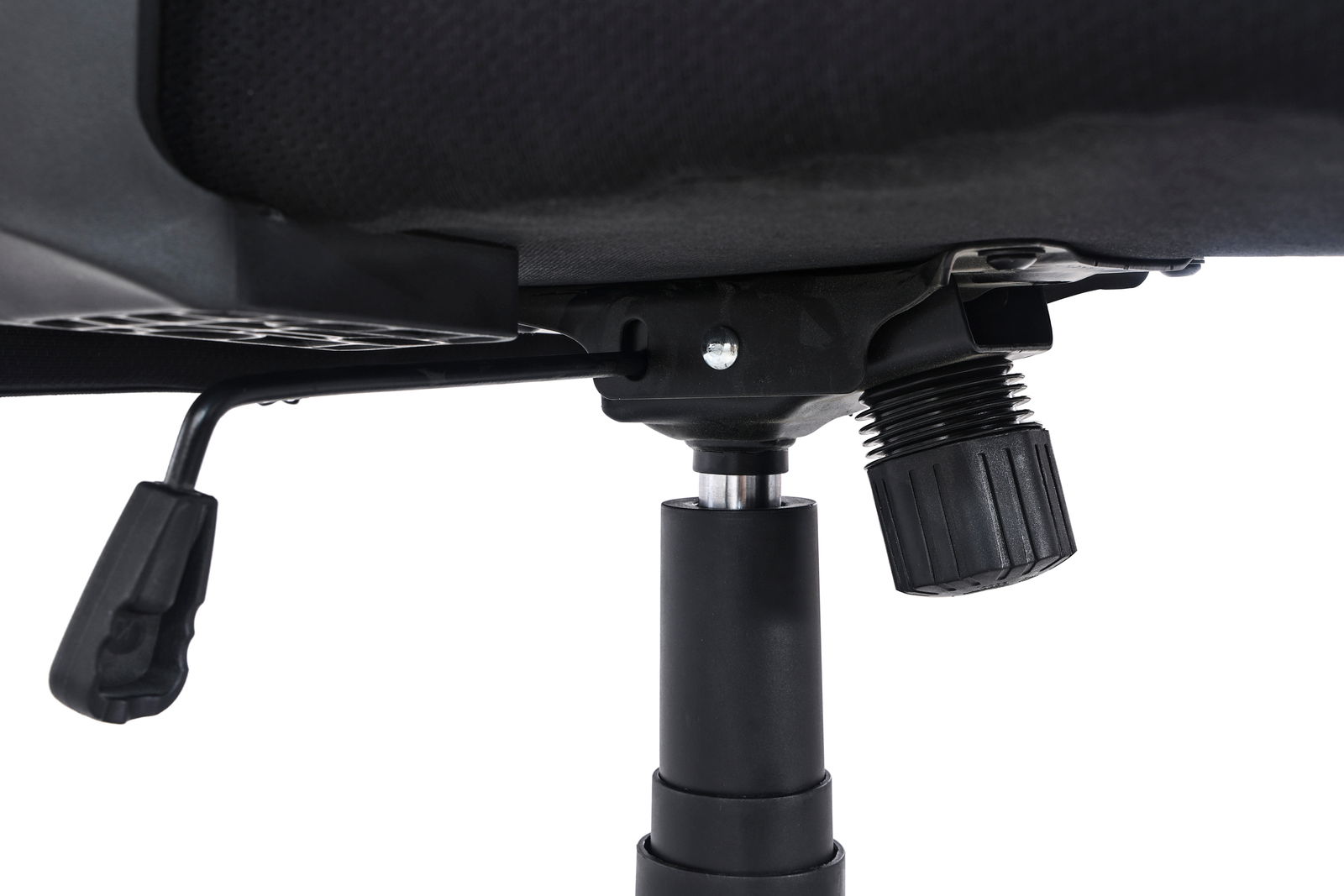 Nahaufnahme der Unterseite eines Drehstuhls mit Fokus auf die Mechanik und Hebel zur Höhenverstellung.