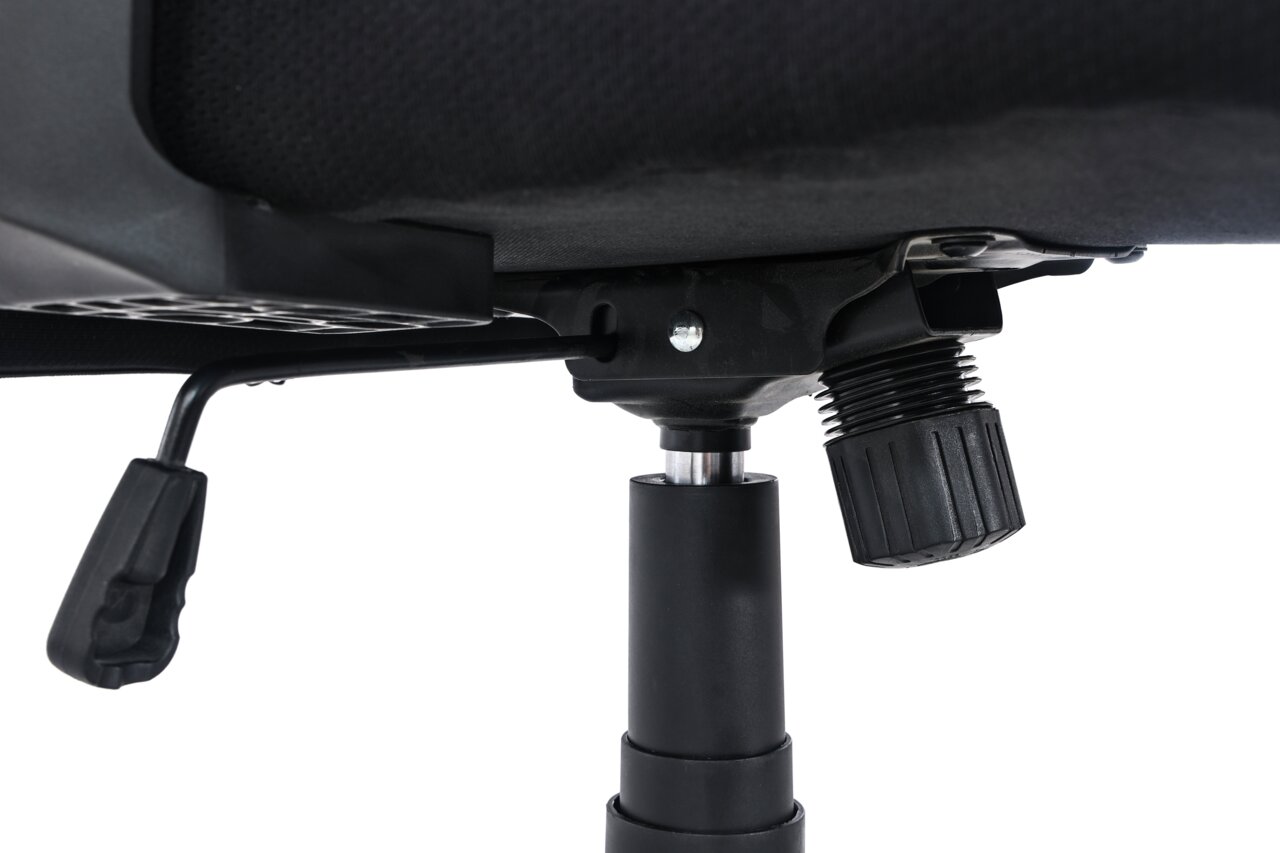 Nahaufnahme der Unterseite eines Drehstuhls mit Fokus auf die Mechanik und Hebel zur Höhenverstellung.